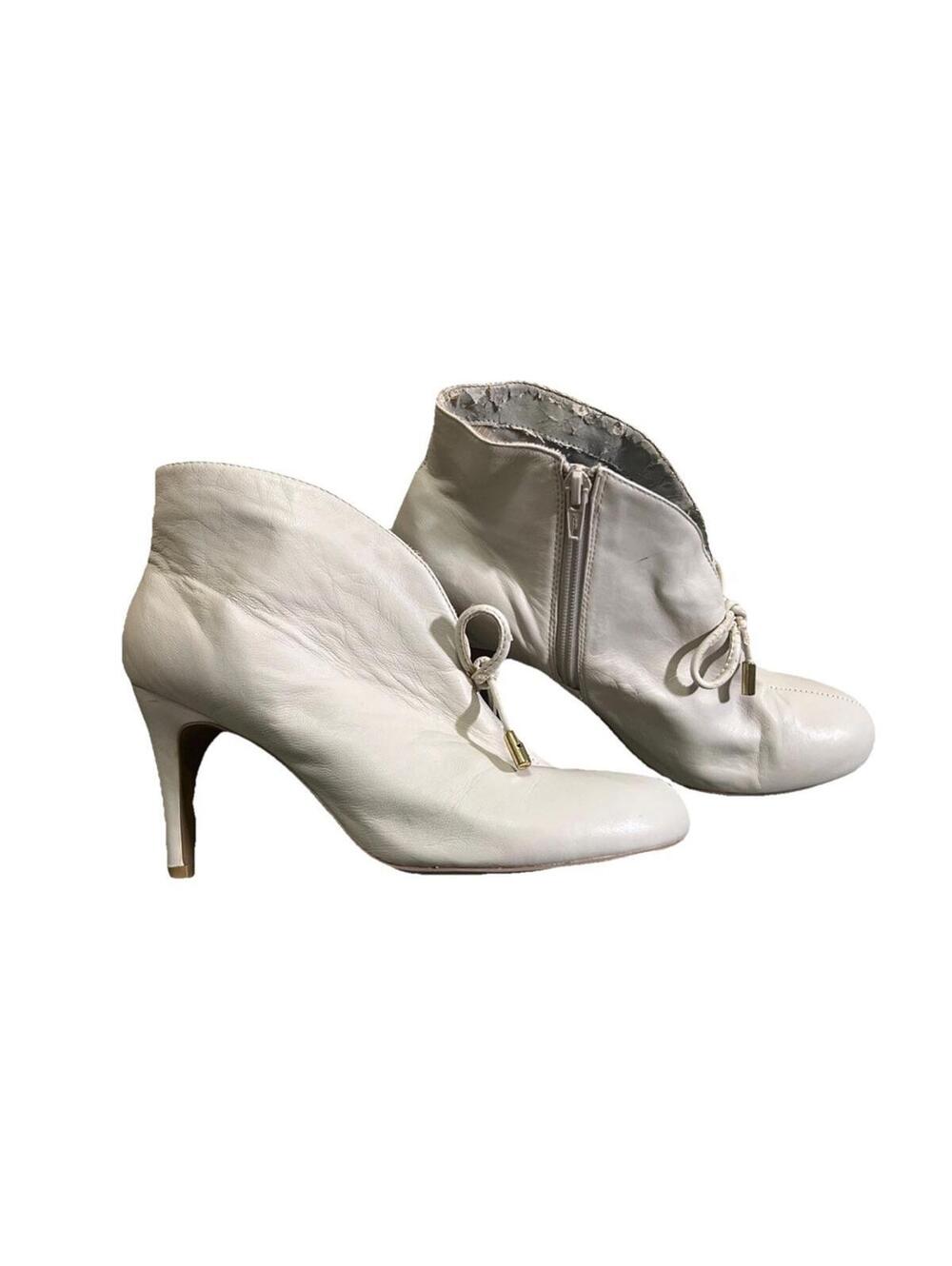 Hot In Hollywood Ivory Leather Bow Ankle Booties Kitten Womens Heels Size 8.5